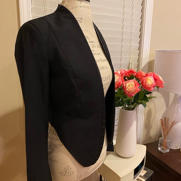 Beautiful tuxedo  jacket! Very well made! I love it! - Picture 2 of 5